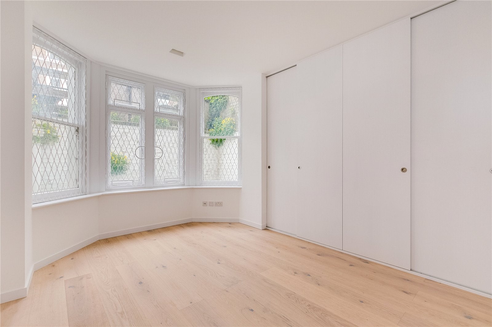 Flat Sinclair Road in Greater London