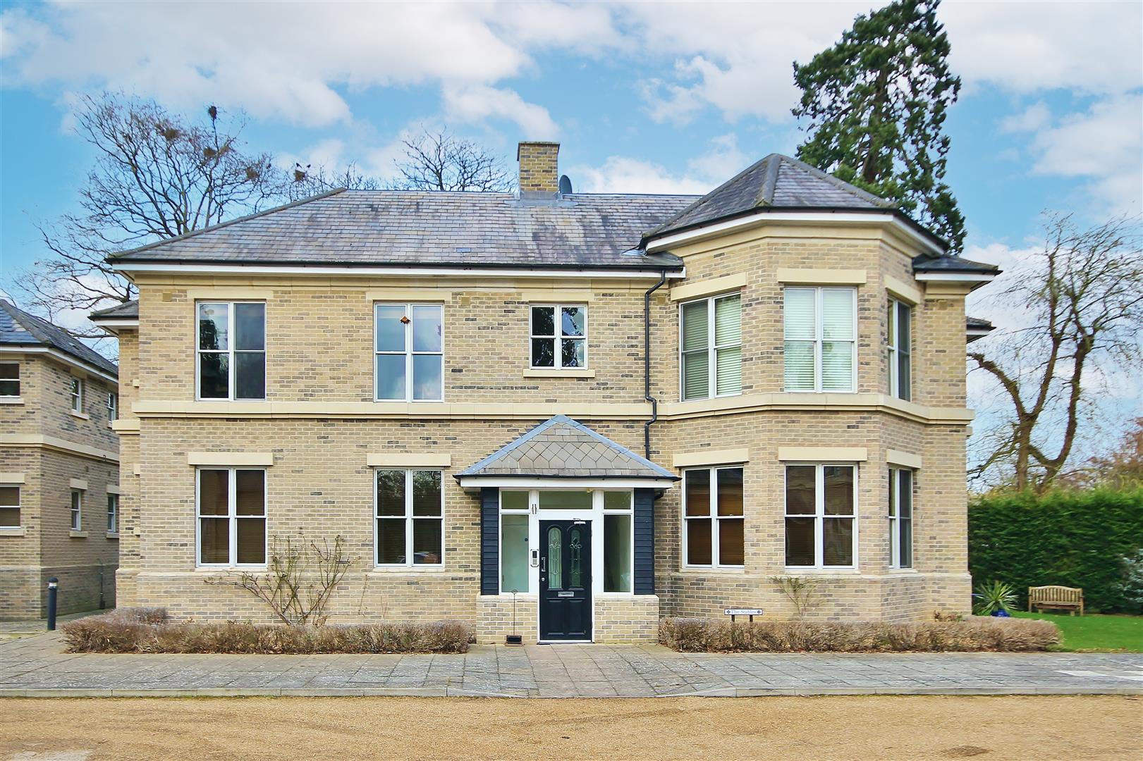 Flat Home Farm Road in Huntingdonshire