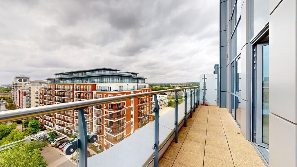 Flat Commander Avenue in Greater London
