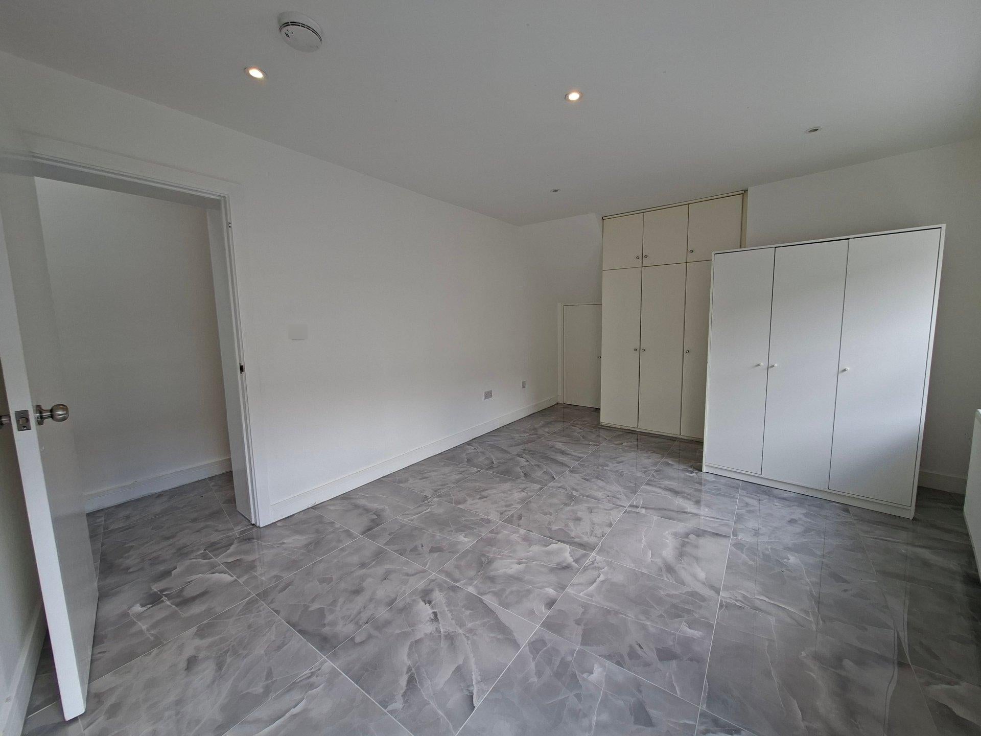 Flat Poynton Road in Greater London