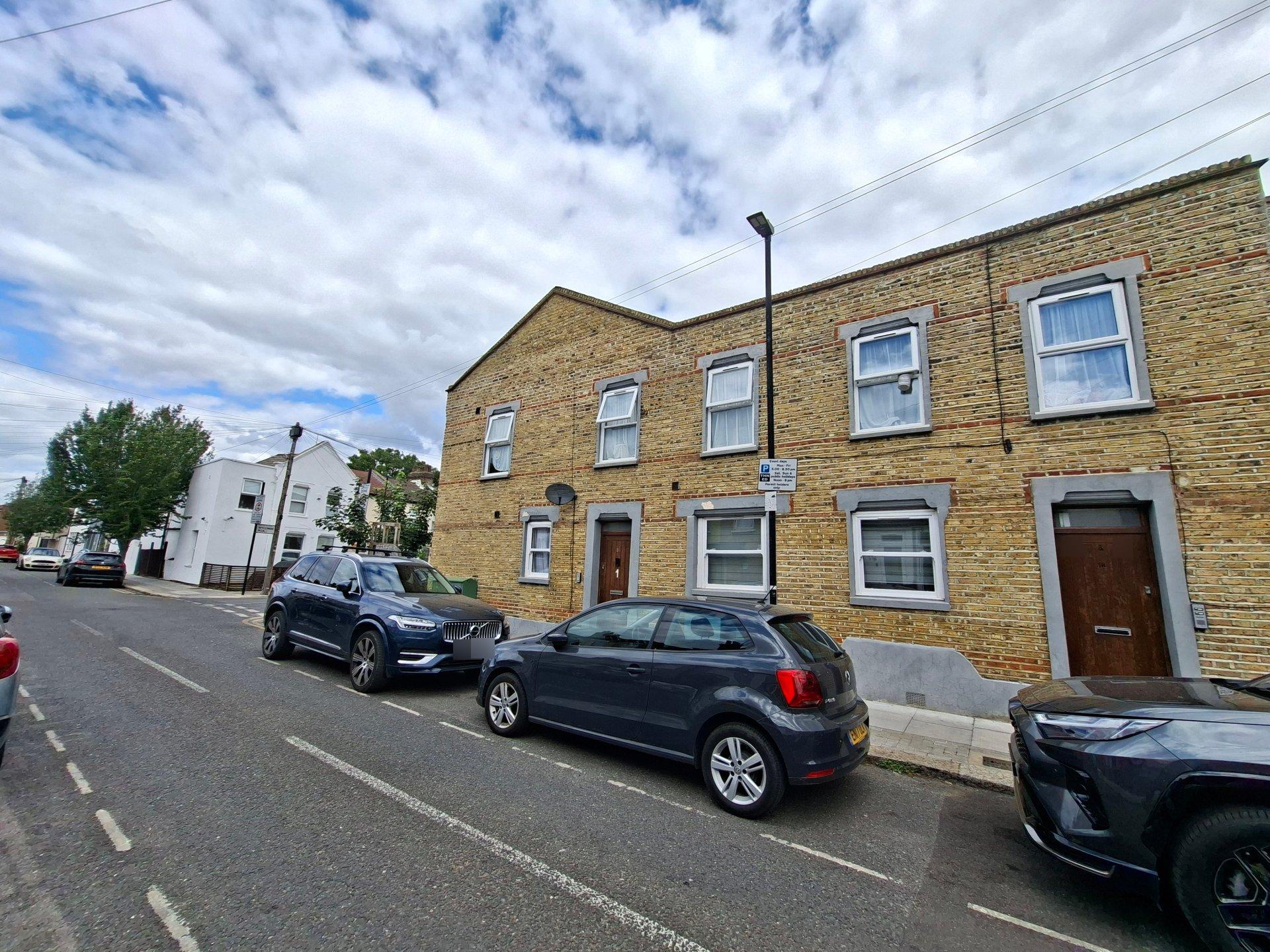 Flat Poynton Road in Greater London