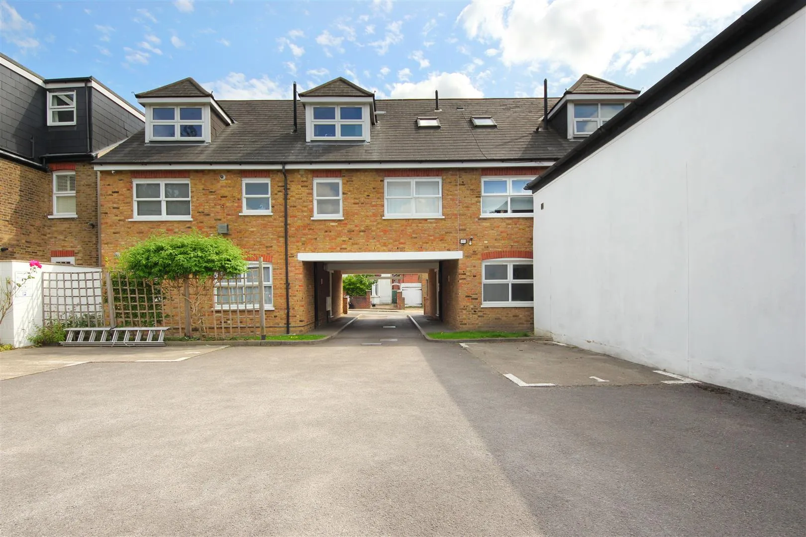 Flat Boston Road in Greater London