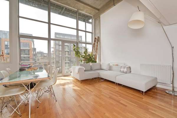 Flat Kingsland Road in Greater London