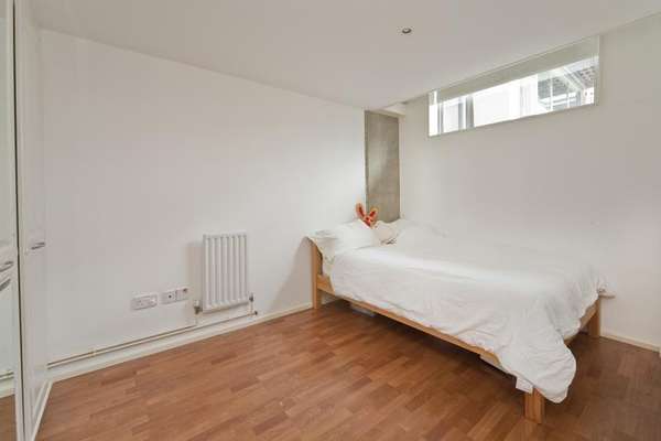 Flat Kingsland Road in Greater London