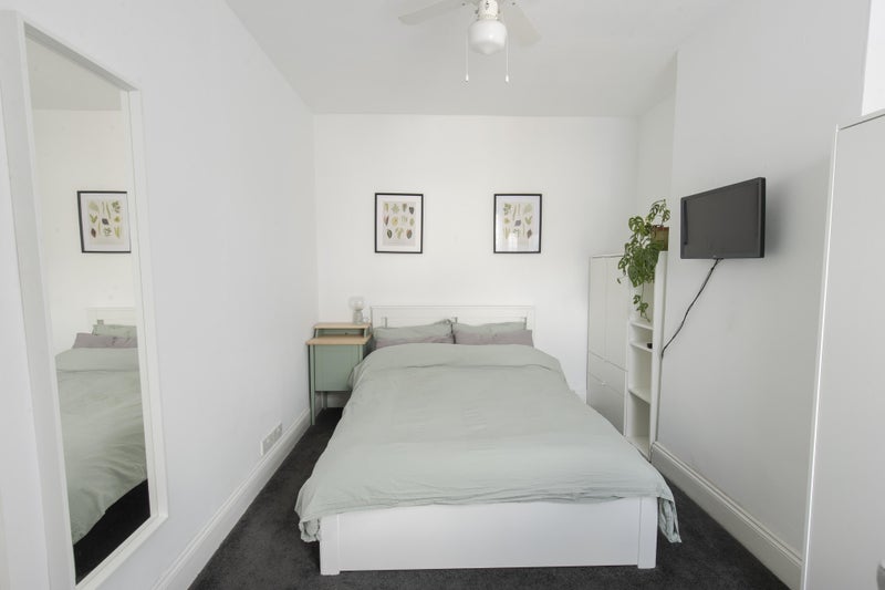 Room Harrowdene Road in Bristol