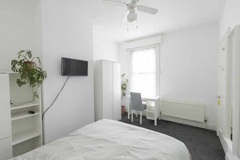 Room Harrowdene Road in Bristol