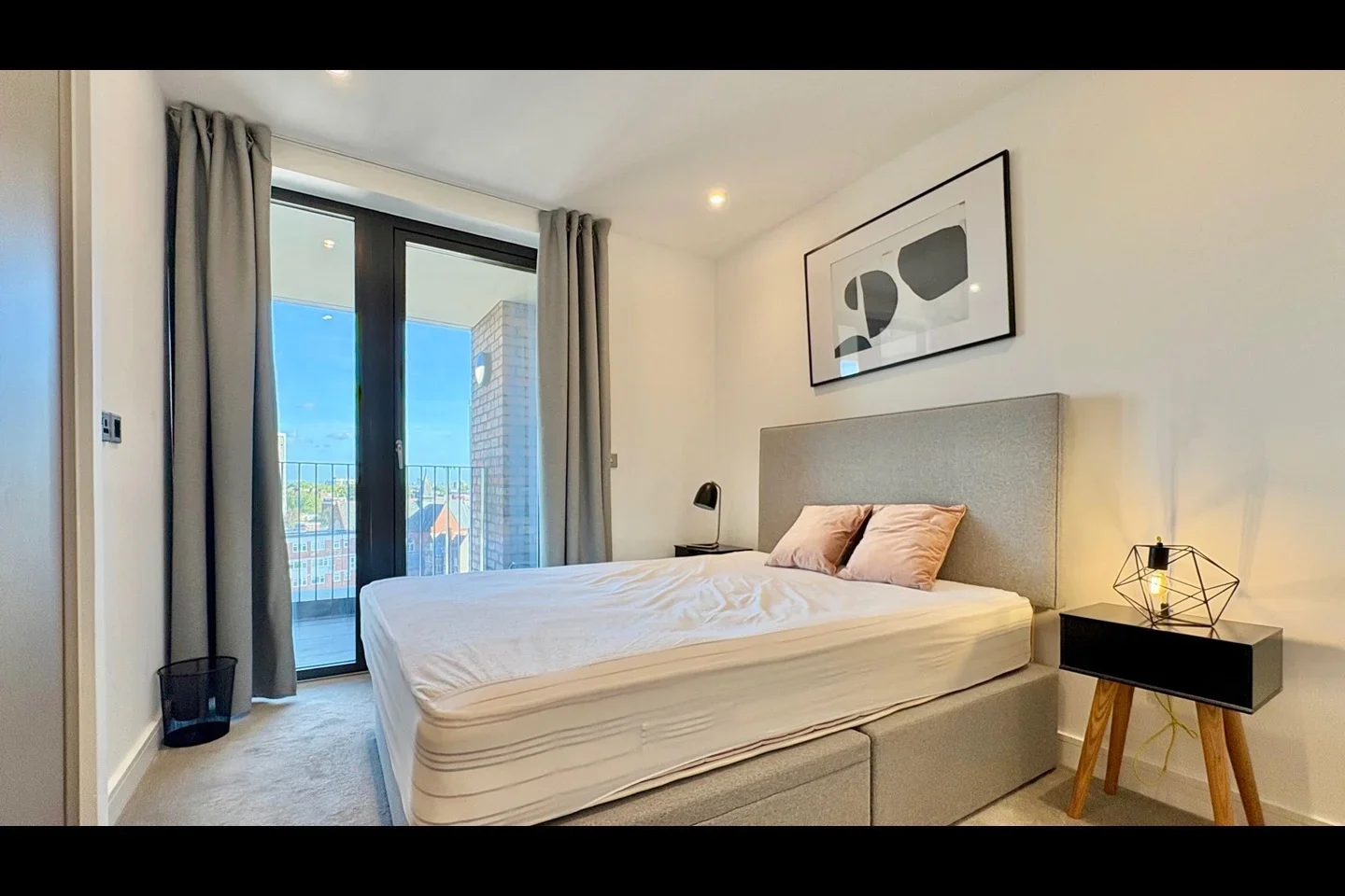 Flat Cremer Street in Greater London