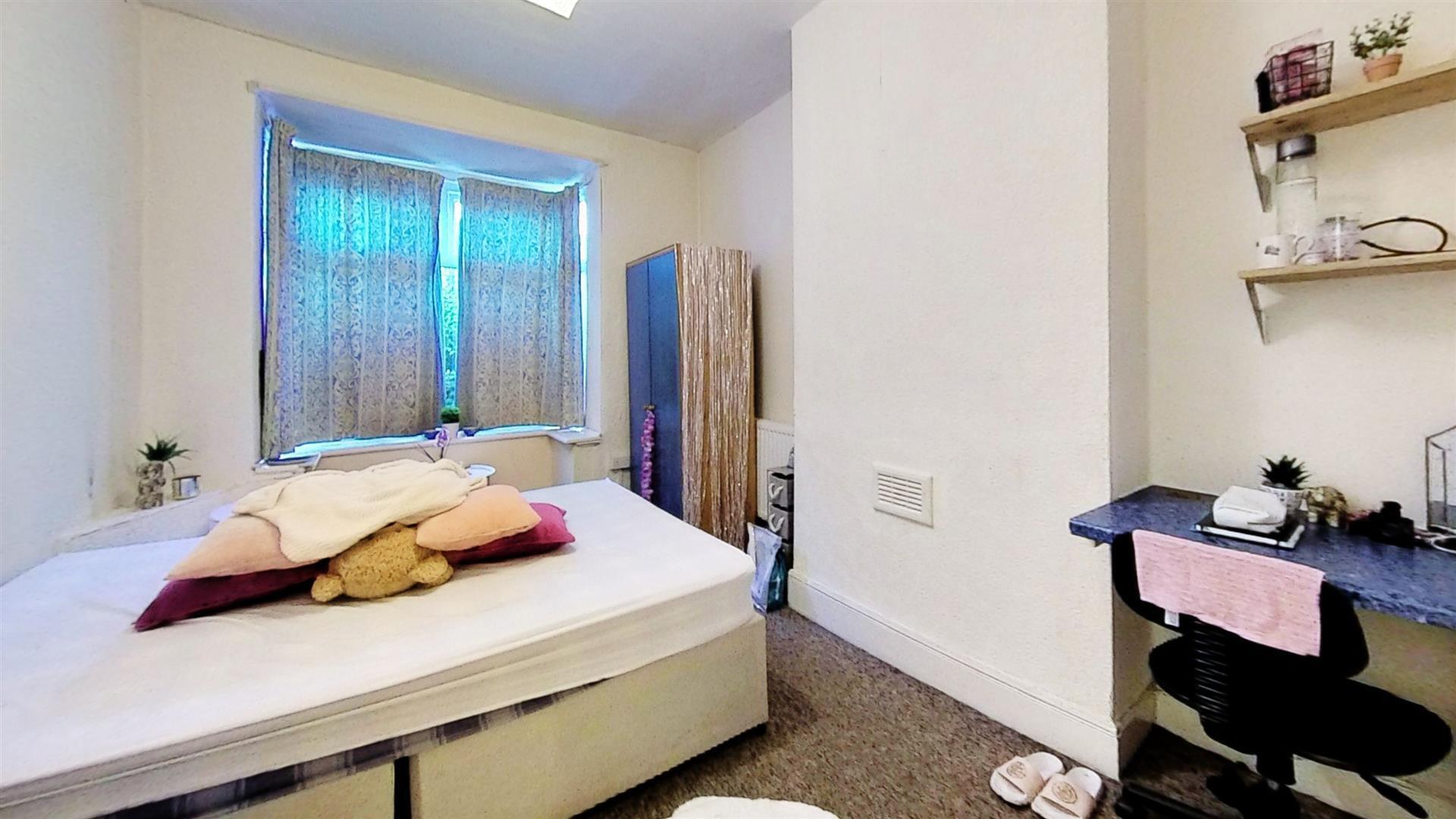 Room Heeley Road in Birmingham
