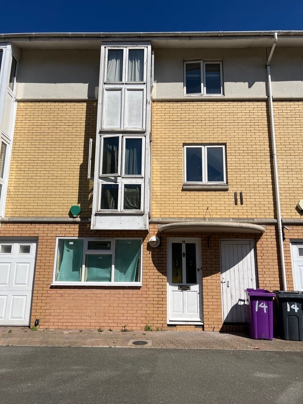 Room Jamestown Way in Greater London