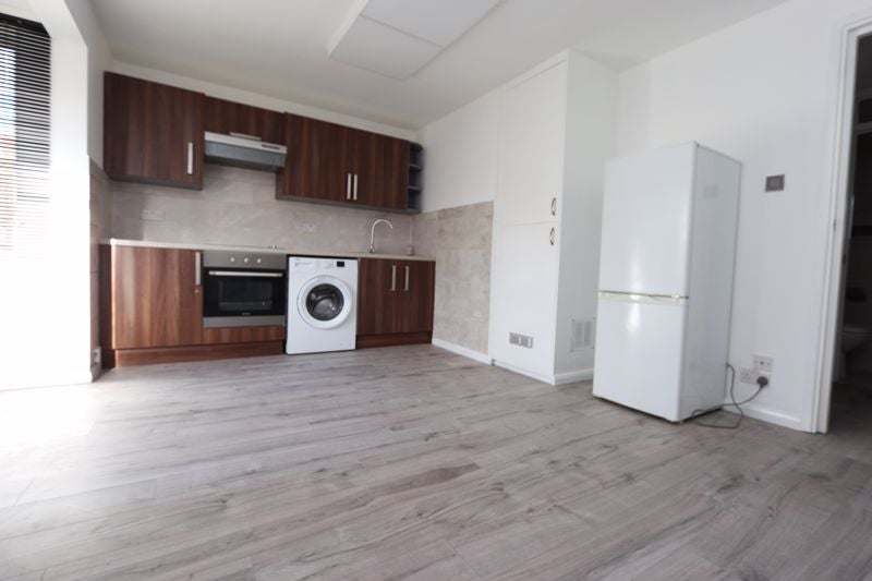 Flat Pycroft Way in Greater London