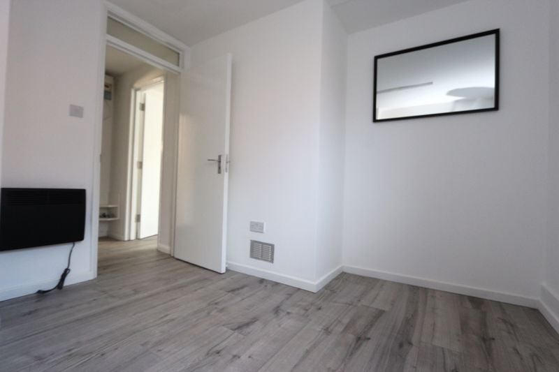 Flat Pycroft Way in Greater London