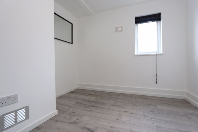 Flat Pycroft Way in Greater London