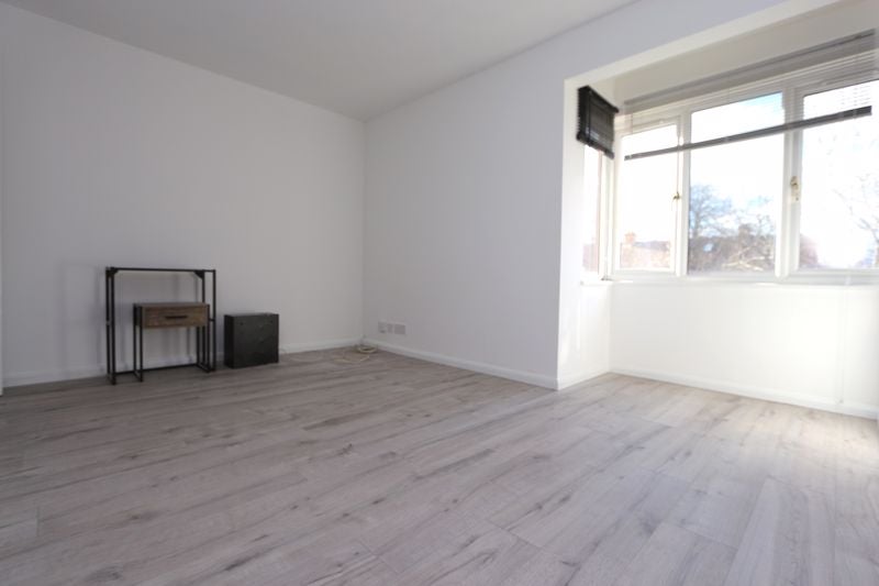 Flat Pycroft Way in Greater London