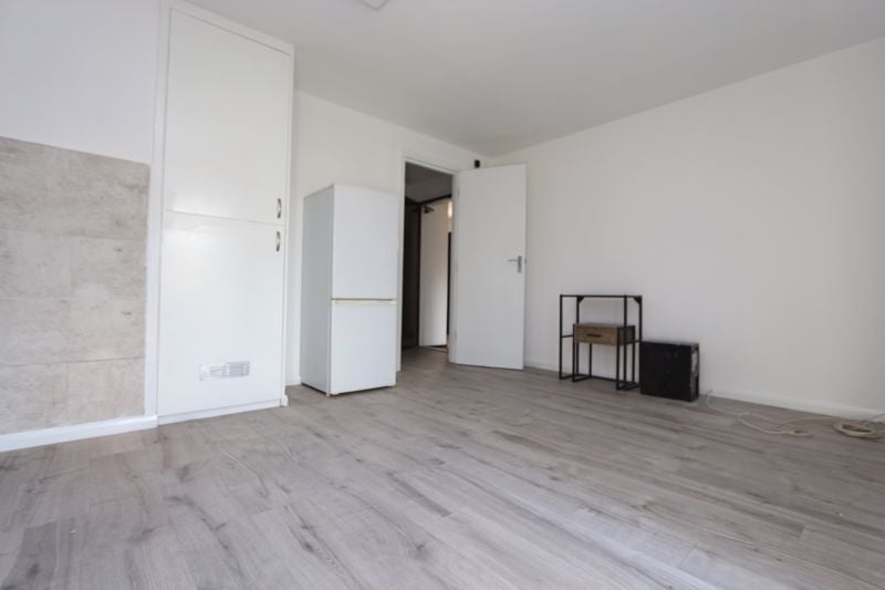 Flat Pycroft Way in Greater London