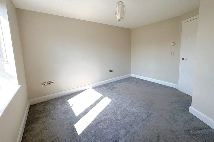 Flat South Road in Elmbridge