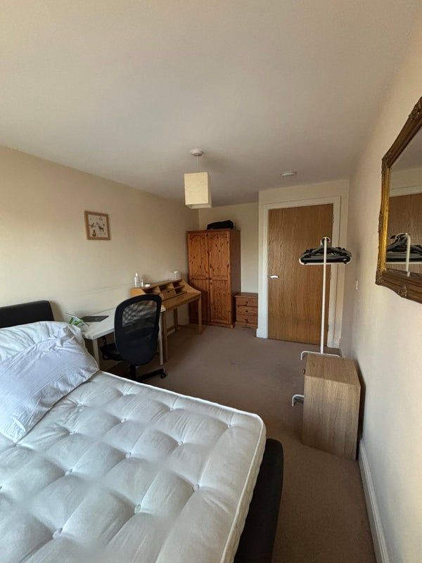 Flat Spa Road in Greater London