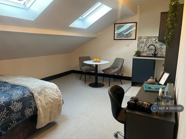 Room Fletcher Street in Warrington