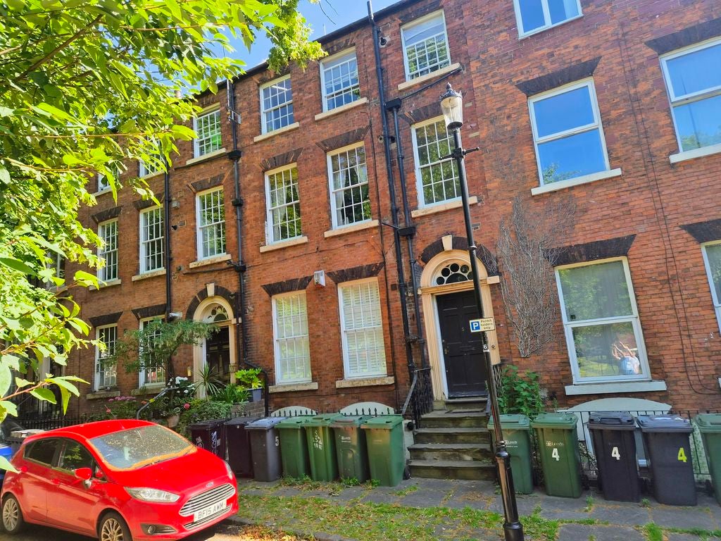 Flat Blenheim Square in Leeds