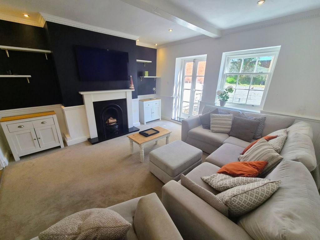 Flat Blenheim Square in Leeds