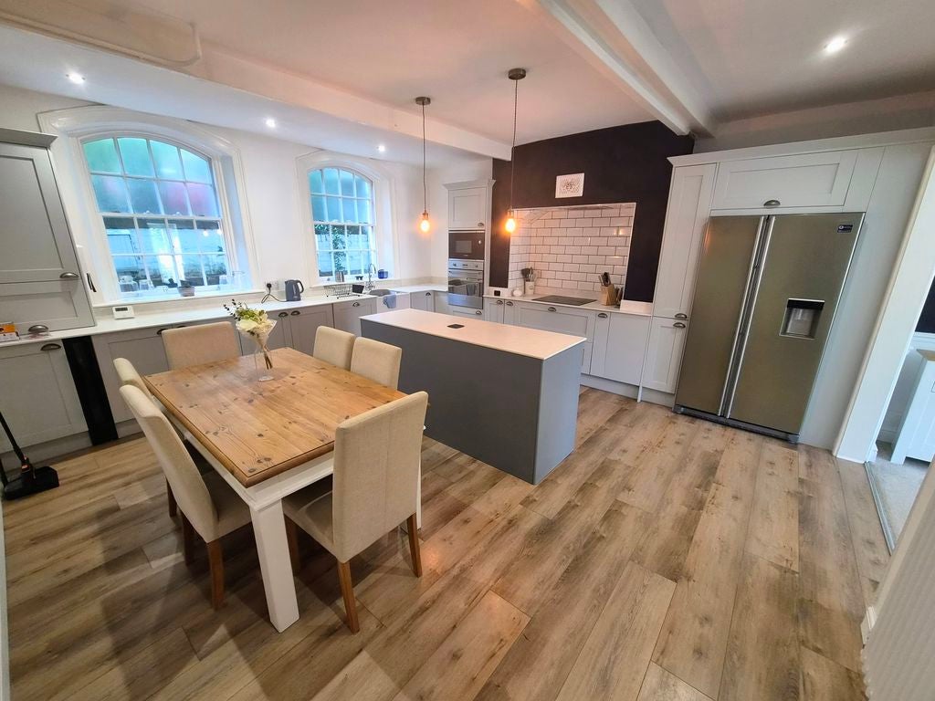 Flat Blenheim Square in Leeds