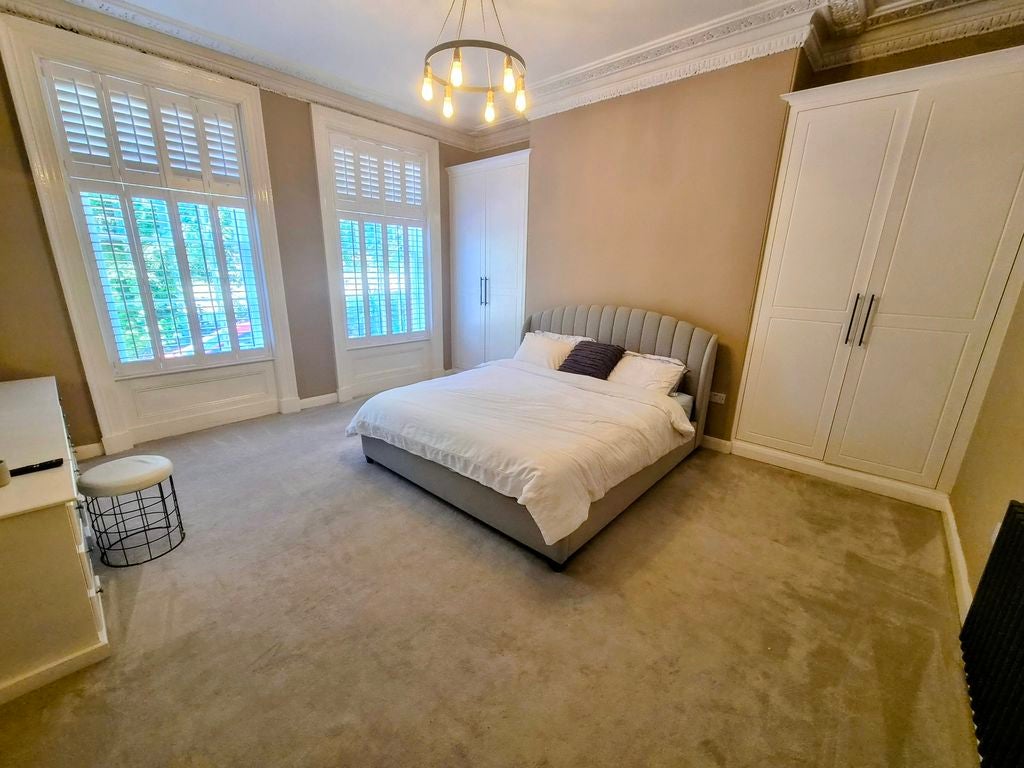 Flat Blenheim Square in Leeds