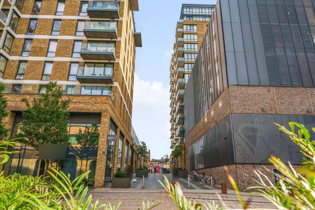 Flat Crossrail Path in Greater London