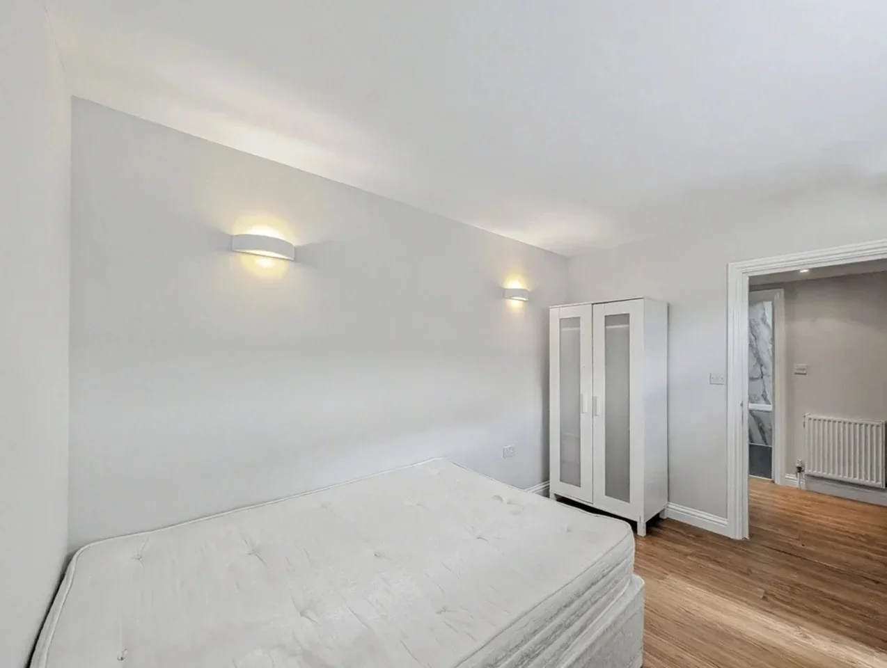 Flat Ratcliffe Cross Street in Greater London