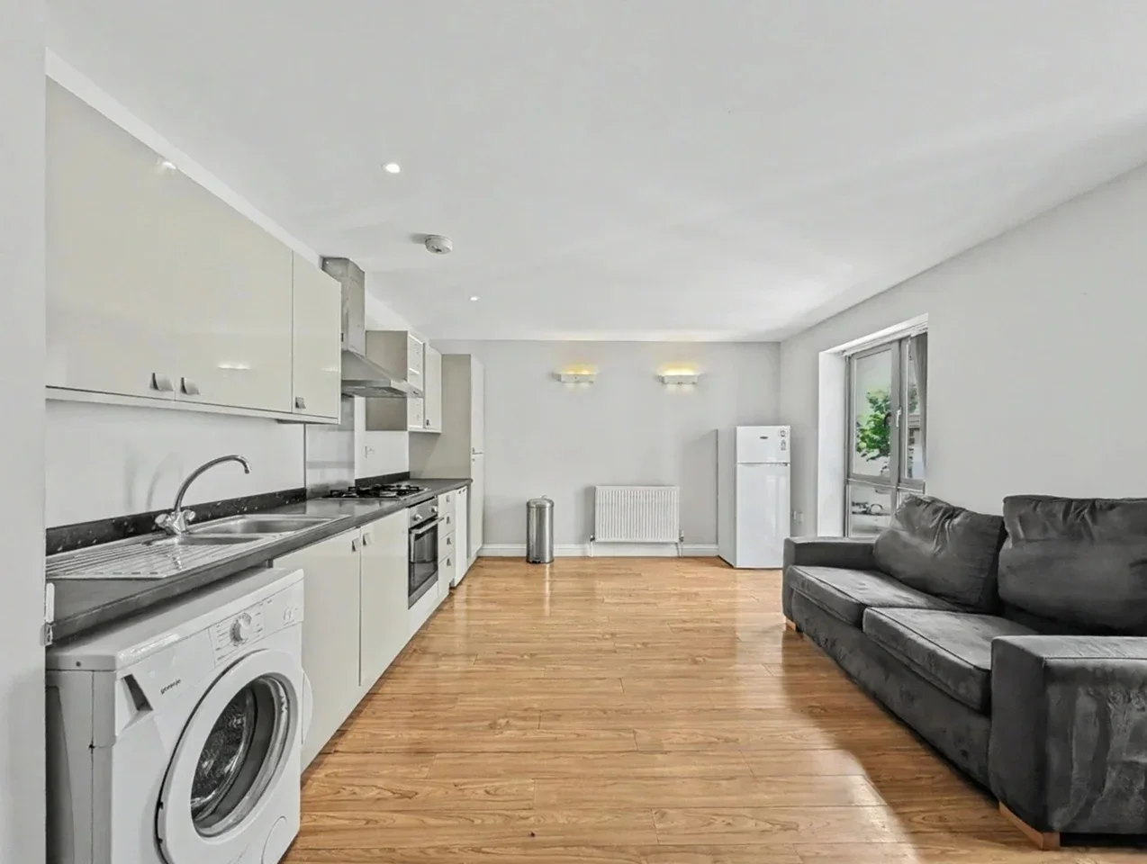 Flat Ratcliffe Cross Street in Greater London