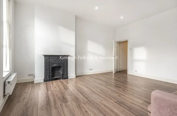 Flat Chiswick High Road in Greater London