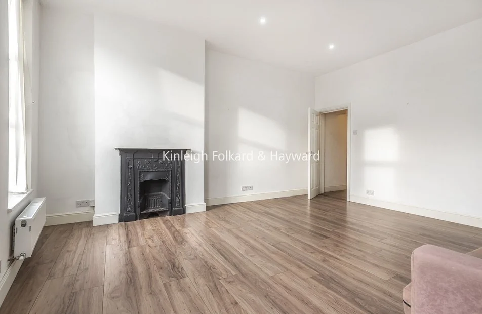 Flat Chiswick High Road in Greater London