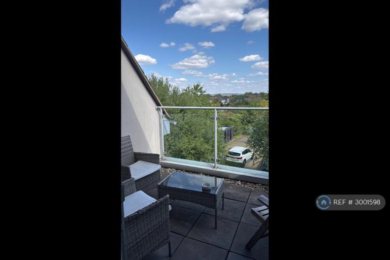Flat Northwick Avenue in Greater London