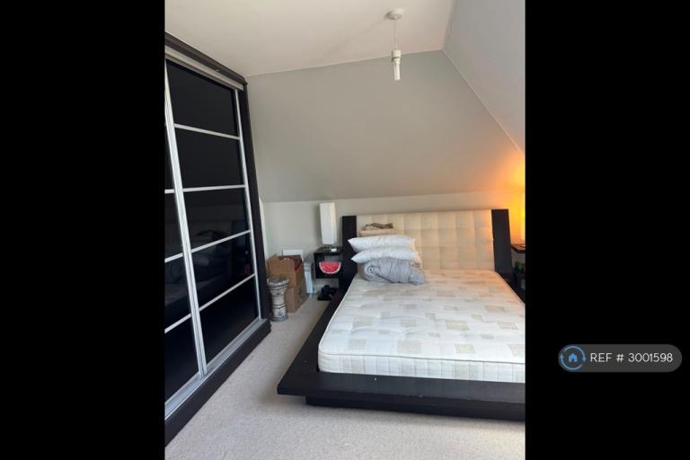 Flat Northwick Avenue in Greater London