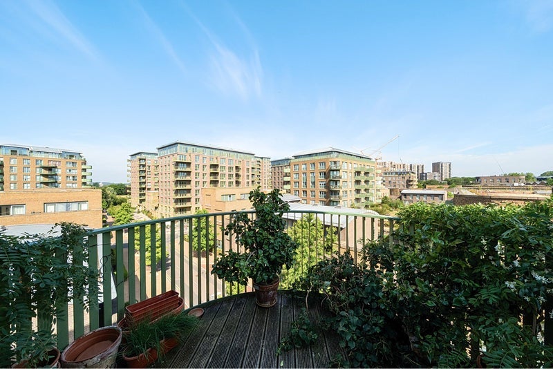 Flat Astell Road in Greater London