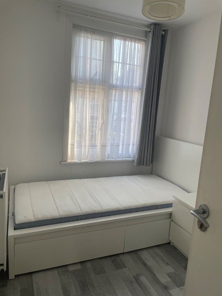 Room Queen's Avenue in Greater London