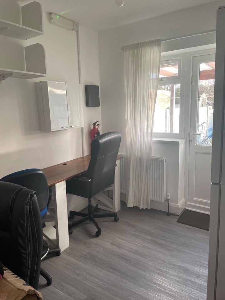 Room Queen's Avenue in Greater London