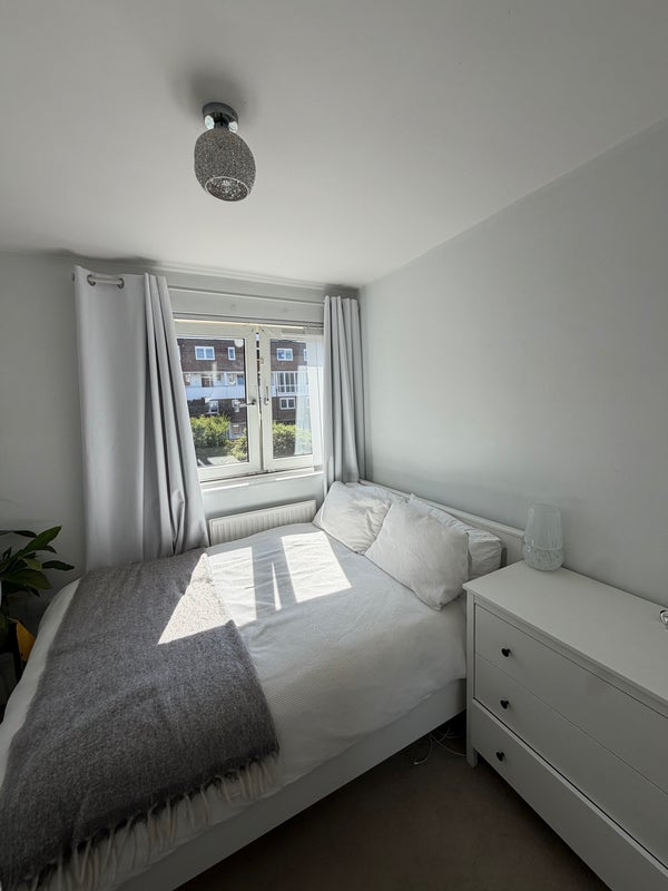 Room Deeley Road in Greater London
