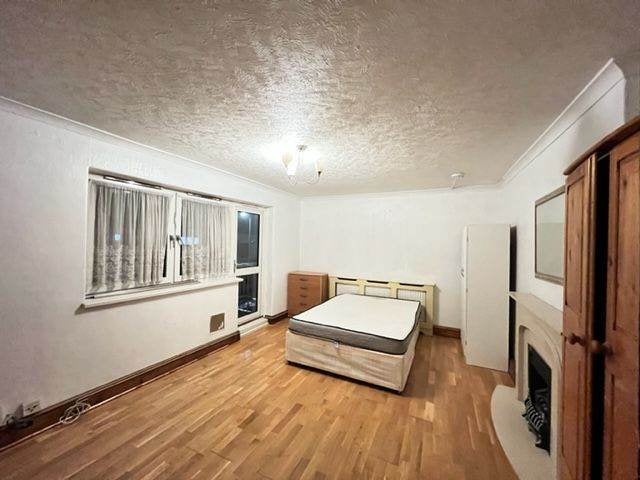Flat Ashton Road in Greater London