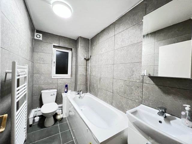Flat Ashton Road in Greater London