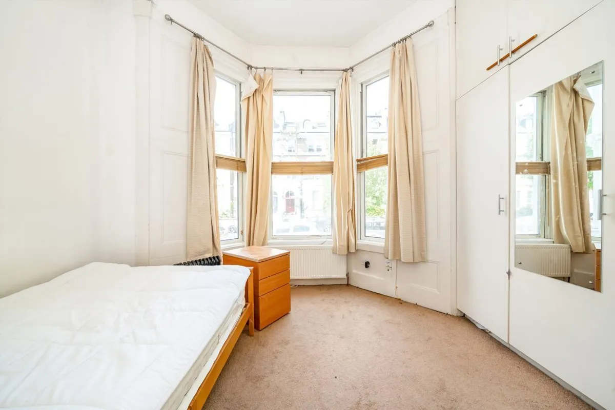 Flat Sinclair Road in Greater London