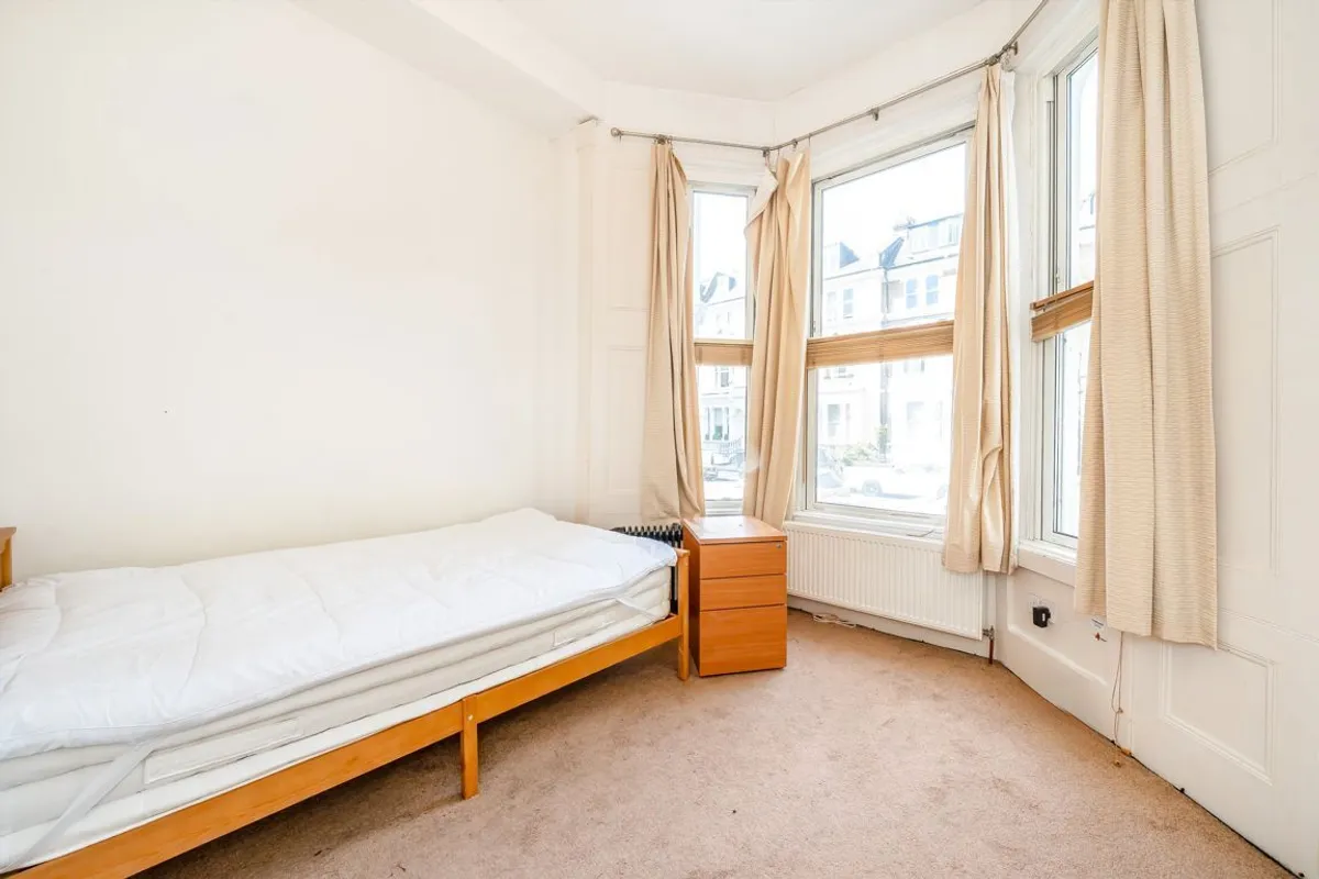 Flat Sinclair Road in Greater London