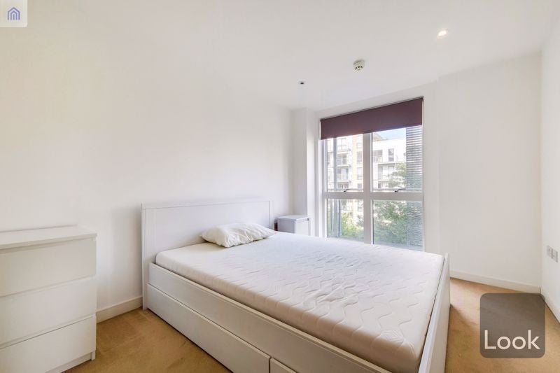 Flat Seven Sea Gardens in Greater London