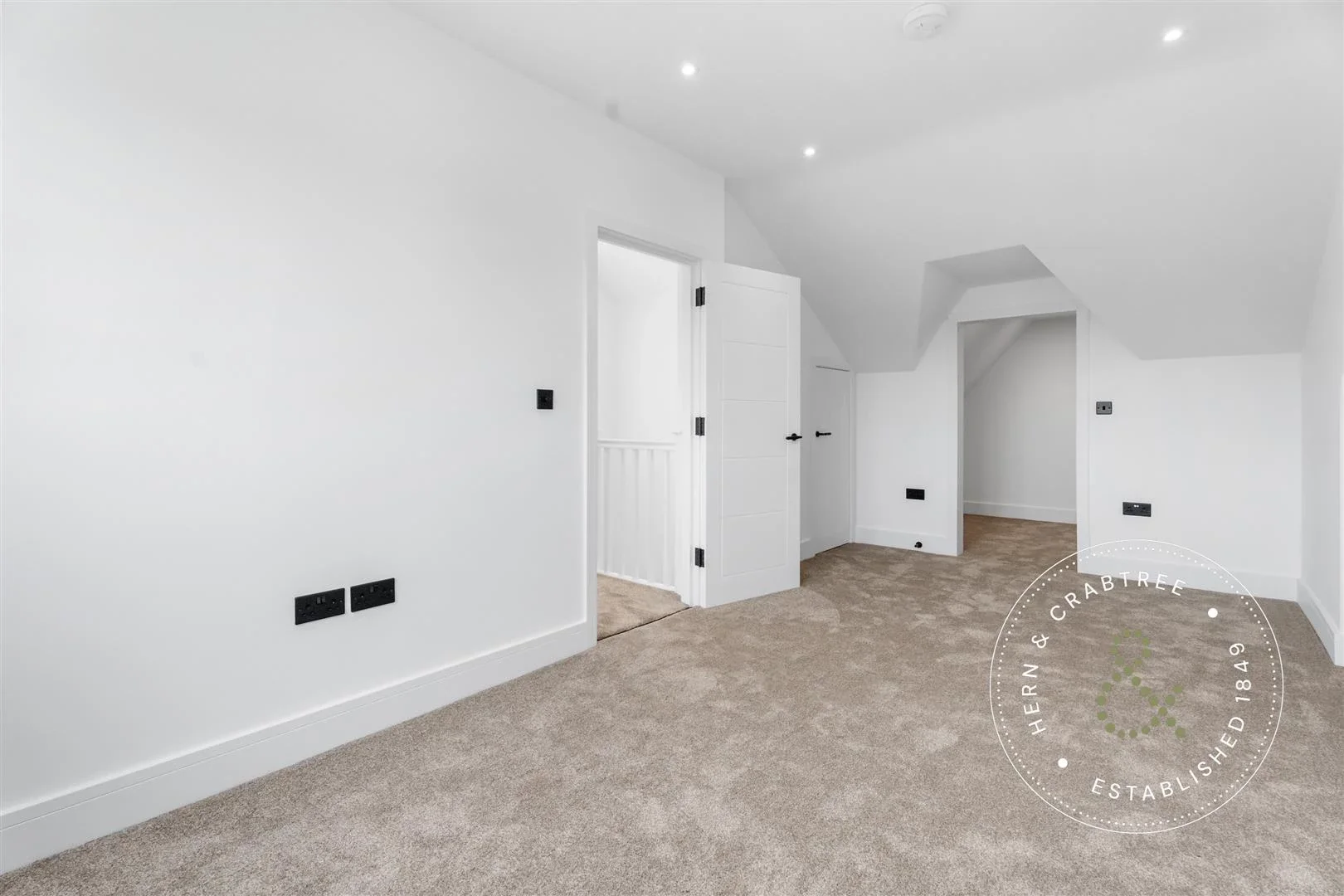 Flat Wyndham Crescent in Cardiff