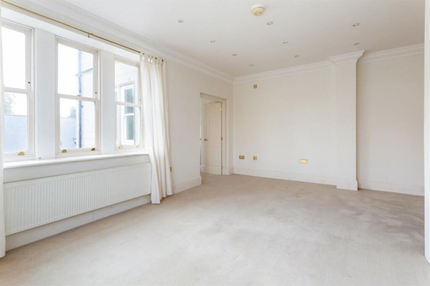 Flat Jubilee Avenue in Horsham
