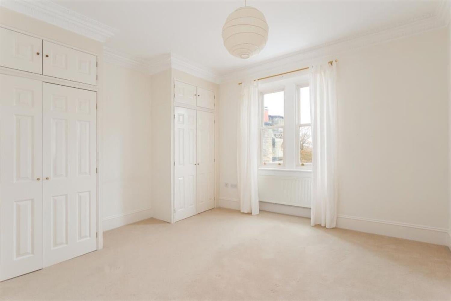 Flat Jubilee Avenue in Horsham