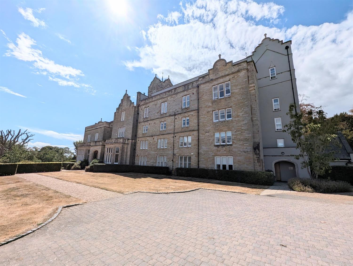 Flat Jubilee Avenue in Horsham