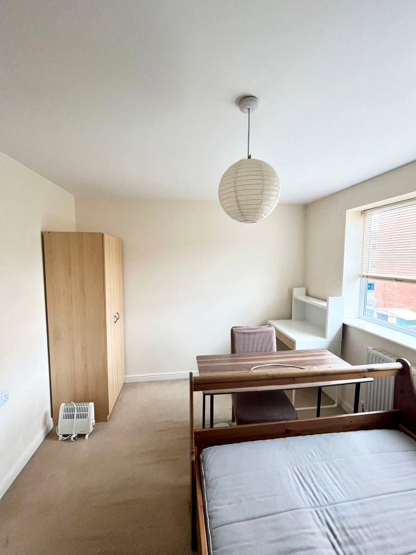 Room Hatchley Street in Manchester