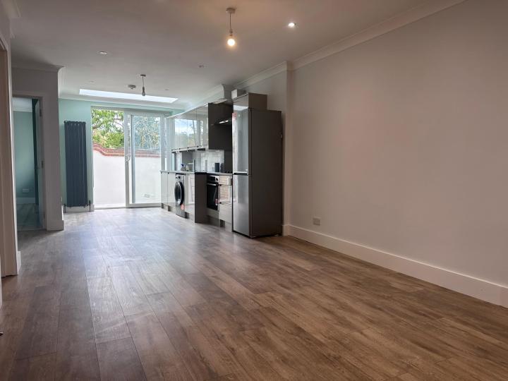 Flat Cheltenham Road in Greater London