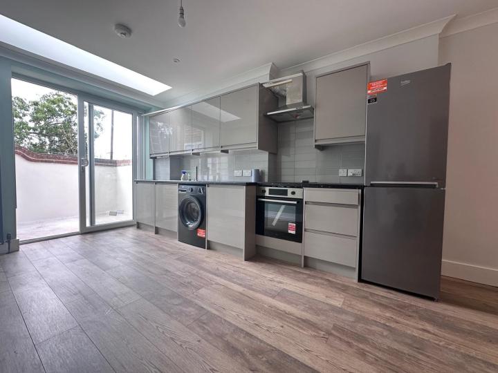 Flat Cheltenham Road in Greater London