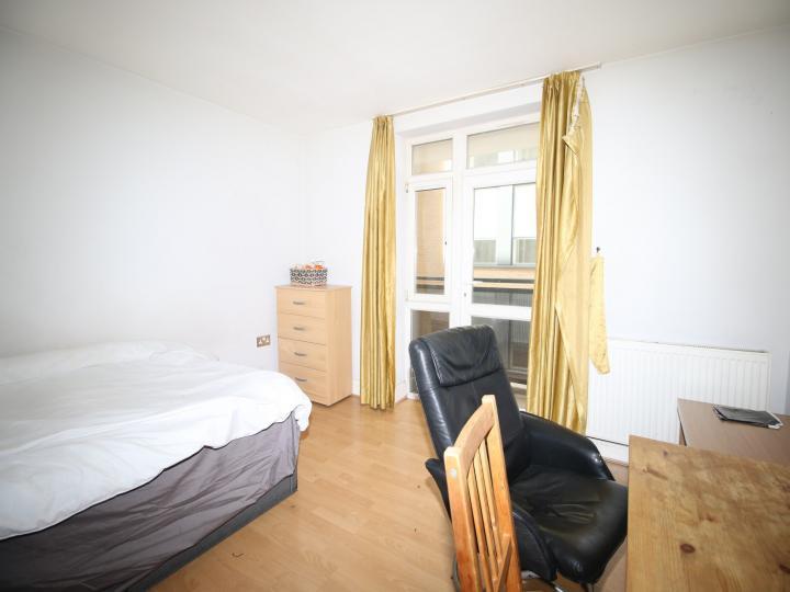 Flat Ratcliffe Cross Street in Greater London