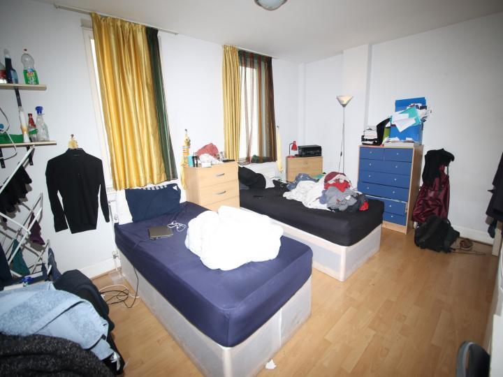 Flat Ratcliffe Cross Street in Greater London